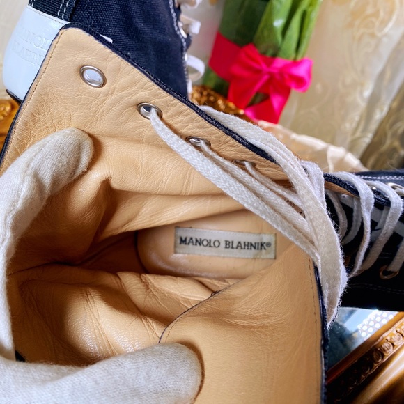 ♥️SOLD♥️MANOLO BLAHNIK Classic Black & White Logo EUC Sneaker 4” Heel Booties 39 - Picture 5 of 17